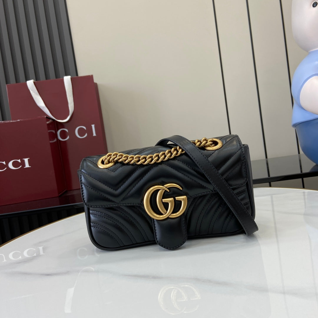 Gucci GG Marmont Mini Bag em Couro Matelassê Preto com Alça de Corrente Dourada