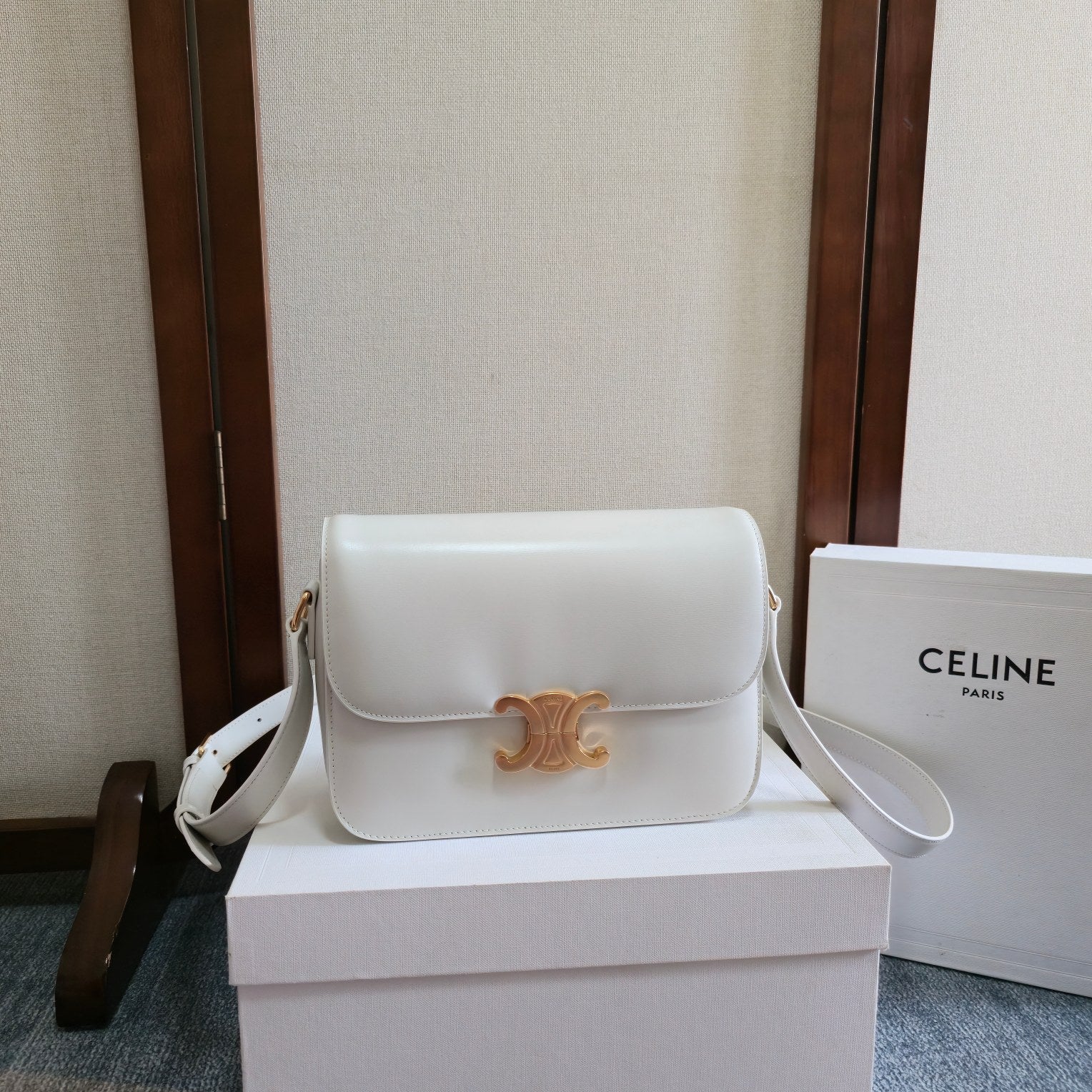 Celine Triomphe New Classic – Crossbody em Couro com Forro em Sheepskin