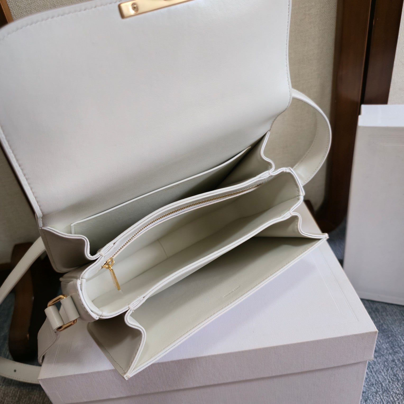 Celine Triomphe New Classic – Crossbody em Couro com Forro em Sheepskin