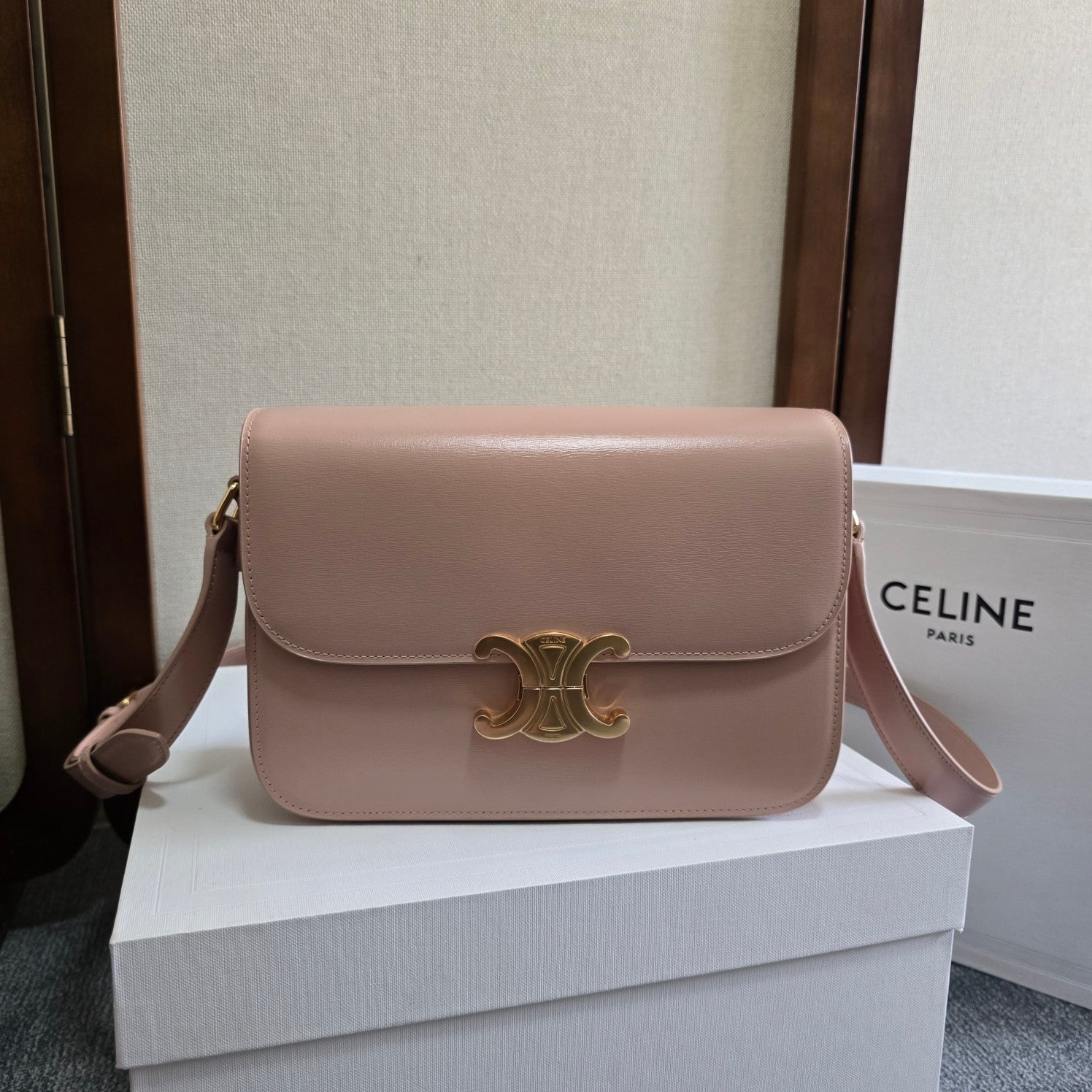 Celine Triomphe New Classic – Crossbody em Couro com Forro em Sheepskin