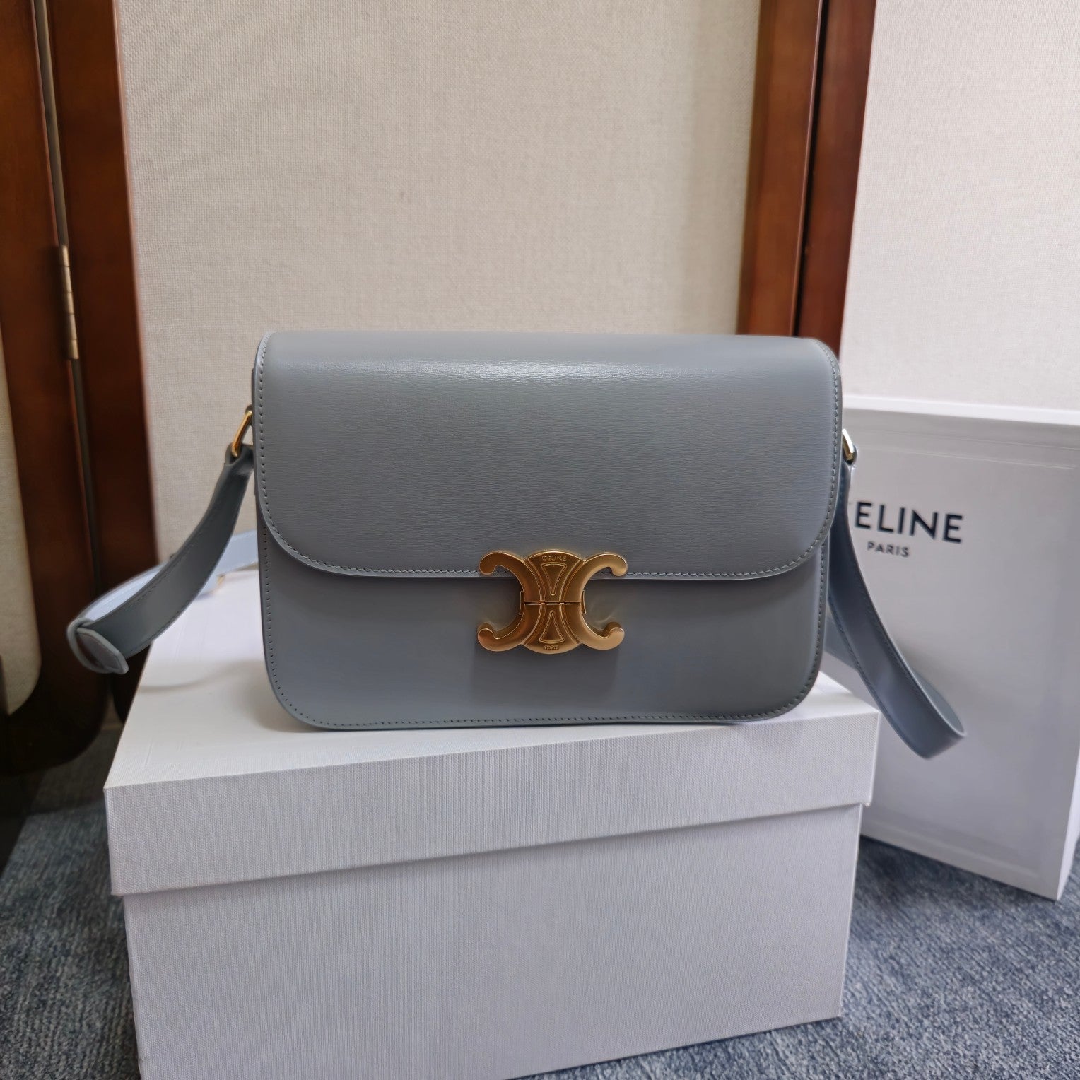 Celine Triomphe New Classic – Crossbody em Couro com Forro em Sheepskin