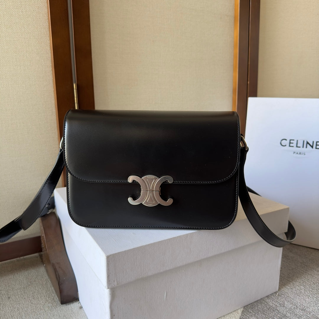 Celine Triomphe New Classic – Crossbody em Couro com Forro em Sheepskin