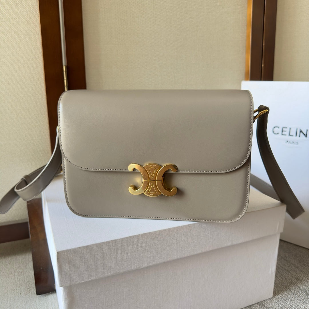 Celine Triomphe New Classic – Crossbody em Couro com Forro em Sheepskin