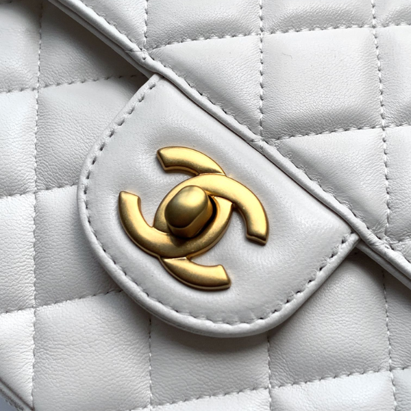 Chanel Kelly Style Bag 25P - Branco com Ferragens Douradas