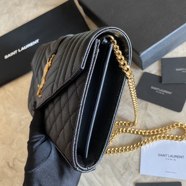 Saint Laurent Envelope WOC - Couro Caviar Preto com Ferragens Douradas