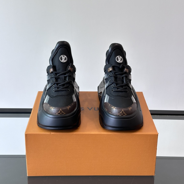 Louis Vuitton LV Trainer - Couro Branco com Detalhes Coloridos