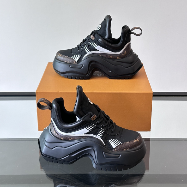 Louis Vuitton LV Trainer - Couro Branco com Detalhes Coloridos