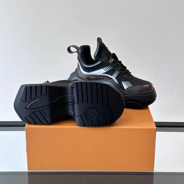 Louis Vuitton LV Trainer - Couro Branco com Detalhes Coloridos