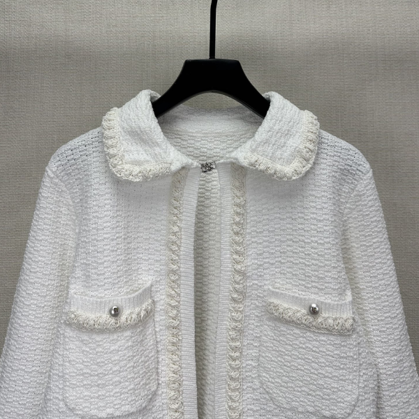 Chanel Cardigan Cropped - Branco com Botões Personalizados