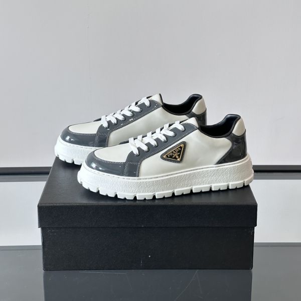 Prada Sneaker Masculino em Couro com Logo Triangular Esmaltado