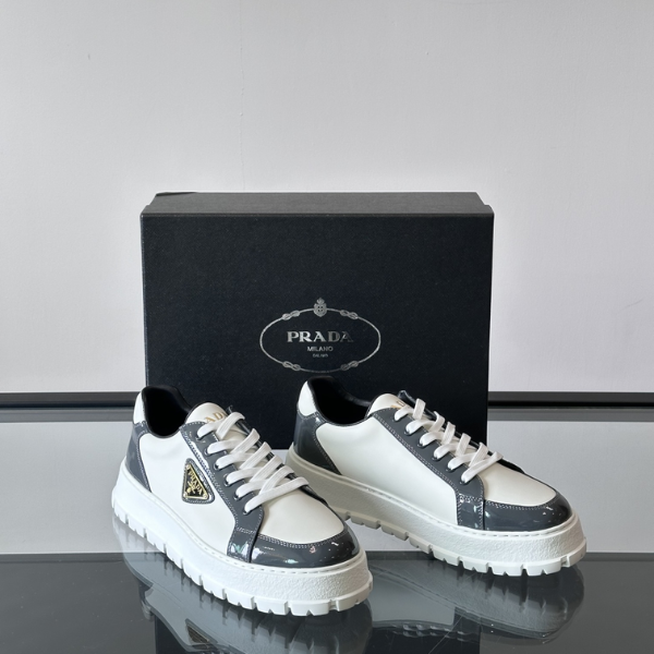 Prada Sneaker Masculino em Couro com Logo Triangular Esmaltado