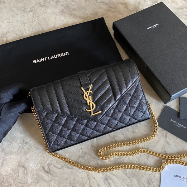 Saint Laurent Envelope WOC - Couro Caviar Preto com Ferragens Douradas