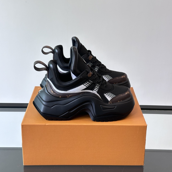 Louis Vuitton LV Trainer - Couro Branco com Detalhes Coloridos