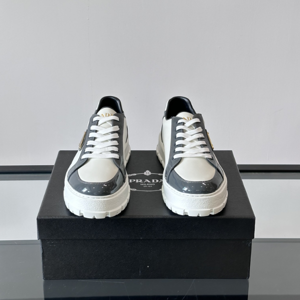 Prada Sneaker Masculino em Couro com Logo Triangular Esmaltado